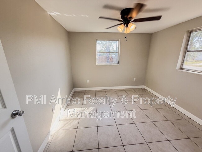 Building Photo - 818 Bayview Dr