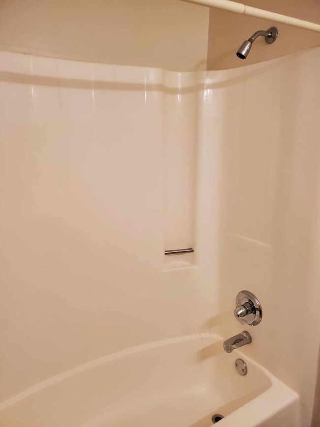 Building Photo - 2 Bedroom, 2 Bath Apartment