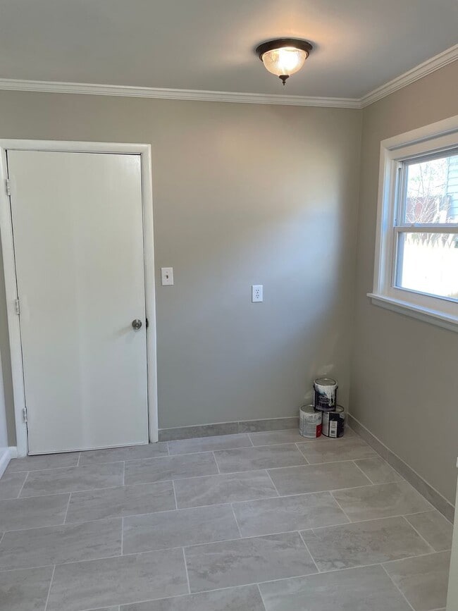 Building Photo - Darling Midtown Charmer! 3 bed 1 bath - NE...