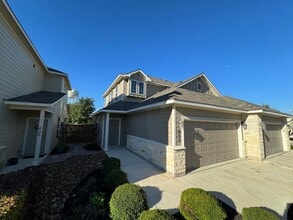 Building Photo - Fabulous Townhome Located minutes to Gruene and Downtown New Braunfels!