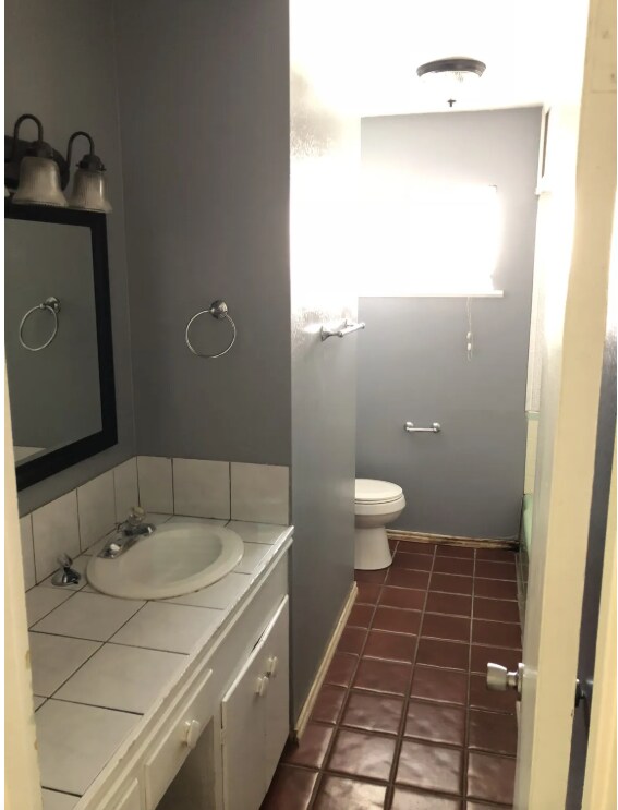 Hall Bathroom - 2754 Yale