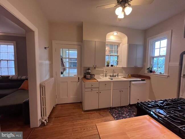 Building Photo - 4036 Roland Ave