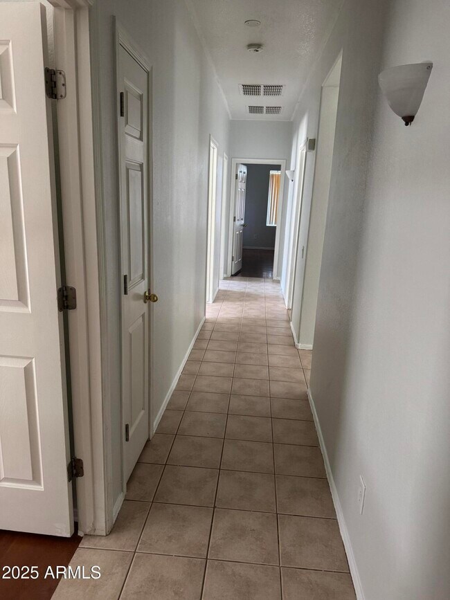 Building Photo - 513 S 115th Dr