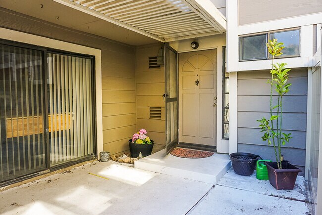 Building Photo - Beautiful 3 bed 2.5 bath Townhome in Orange