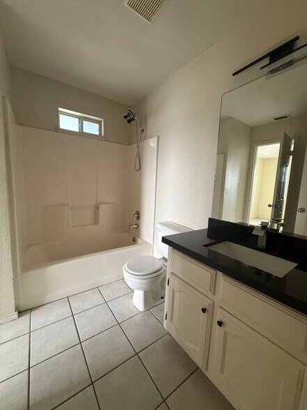 Building Photo - 1802 Oasis Dr