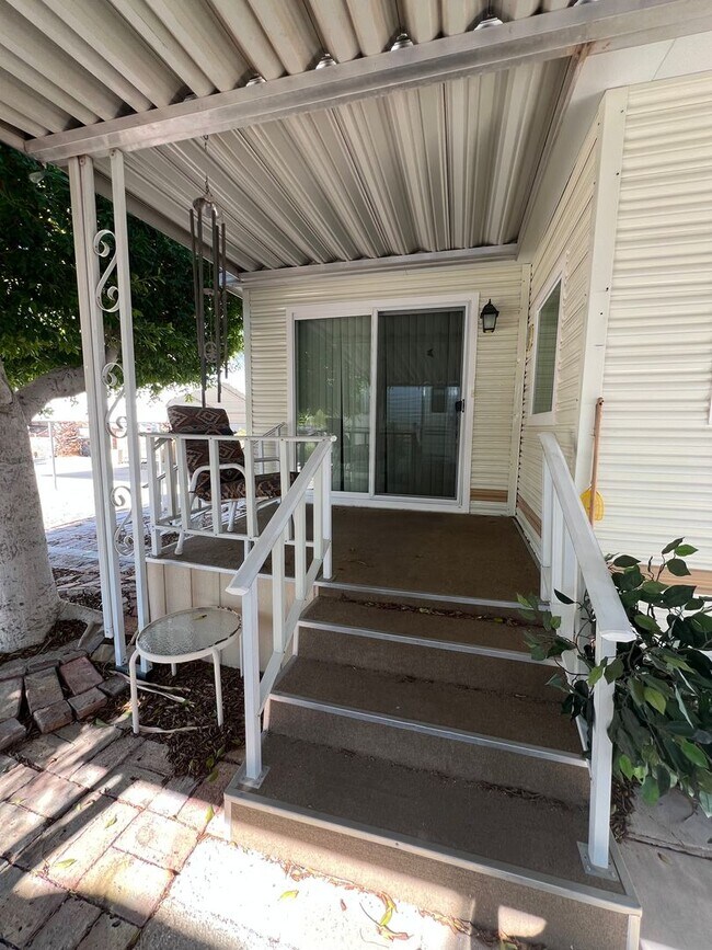 Building Photo - SHORT TERM FOOTHILLS RETREAT!