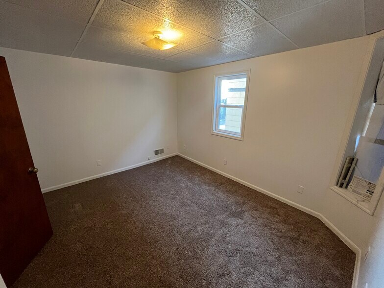 Bedroom, view from doorway - 3027 W Mount Vernon Ave