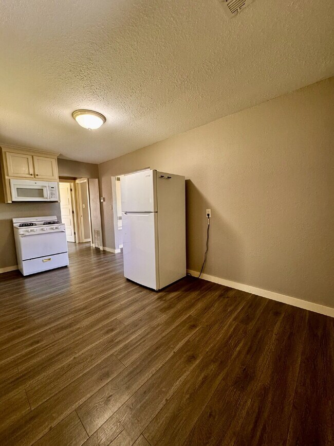 Building Photo - 803 E Greenfield St