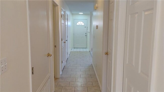 Building Photo - 44 Holly Dr