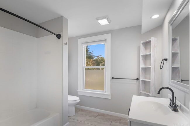 Building Photo - 884 Highland Ave