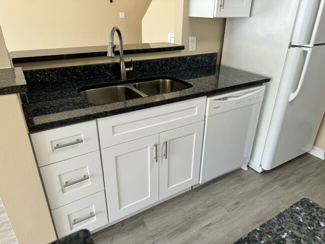 Building Photo - Fully renovated Townhome for Rent in Daven...
