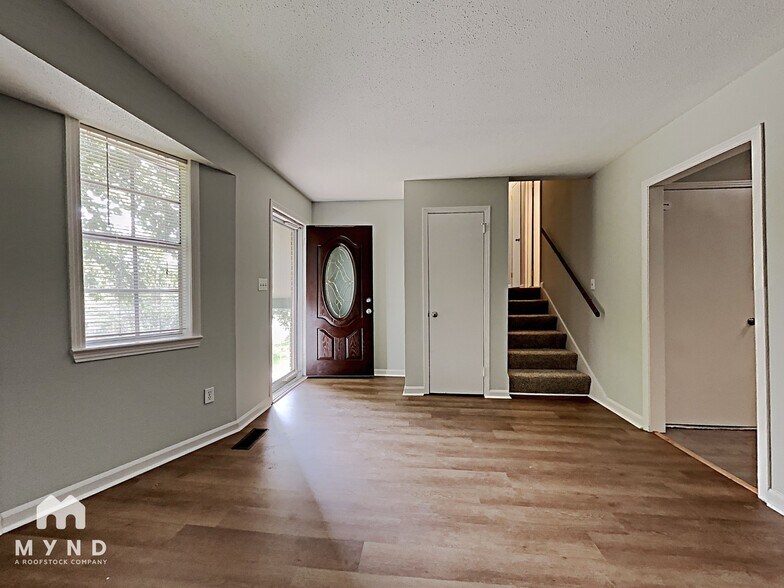 Building Photo - 2624 Garry St