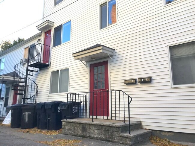 Building Photo - 144 Thorndike St