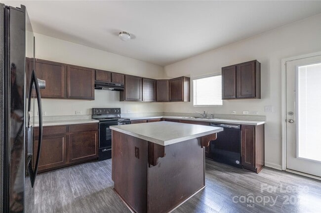 Building Photo - 710 Yorkshire Dr