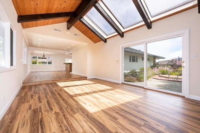 Building Photo - 1394 Manzanita Dr