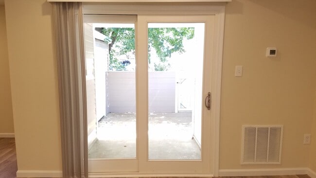 Building Photo - Renovated townhouse in established Frederi...