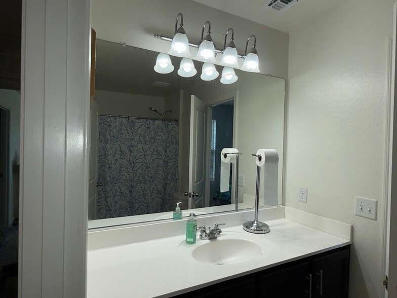 Upstairs Duo Suite Bathroom - 19996 W Mesquite Dr