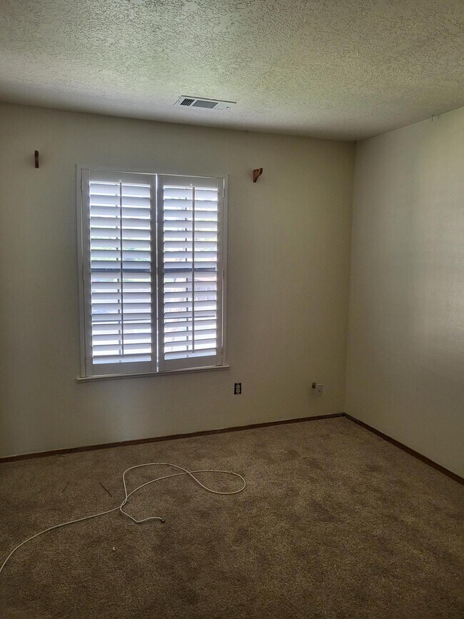 Building Photo - 831 Country Club Dr SE