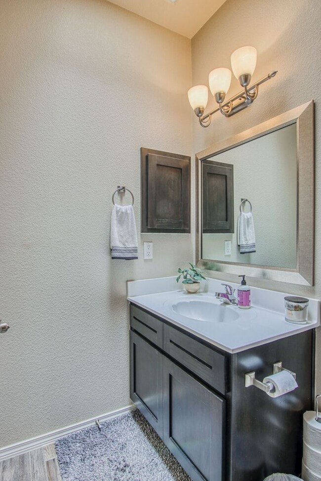 Building Photo - Beautiful Modern & Contemporary House 3 beds-2 baths in 79932