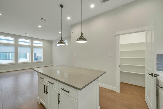 Building Photo - 760 W Donovan St
