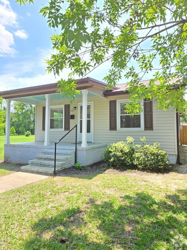 Building Photo - CAROLINA PLACE - Renovated 2 Bedroom - Gor...