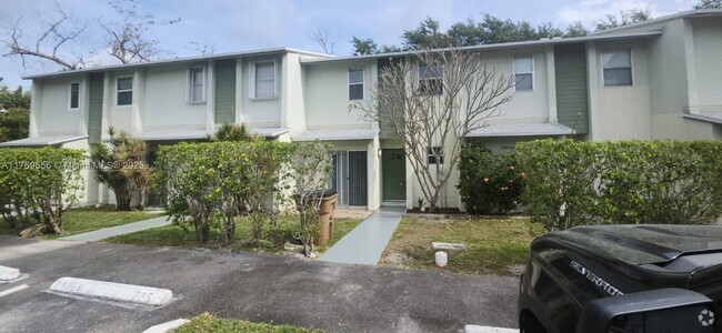 Building Photo - 765 Crystal Lake Dr