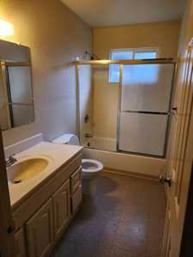 Building Photo - Leon Avenue - Nice Wood Cabinets