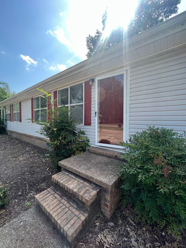 Building Photo - 208 Ivie Ln
