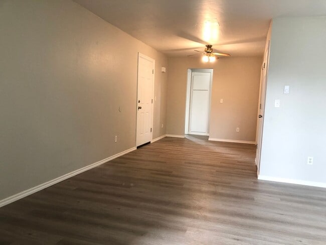 Building Photo - EM1112-B