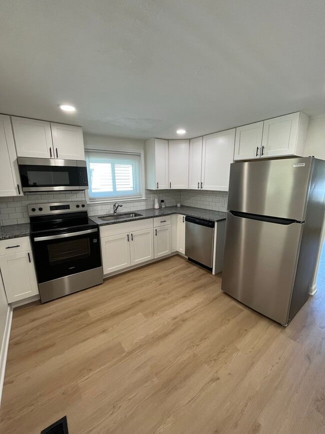 Building Photo - Newly Renovated 3 Bedroom, 2 Bathroom Home