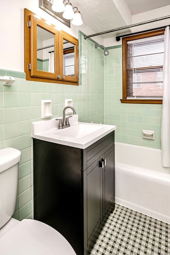 Building Photo - PRE-LEASING Spacious 3-Bed and 2-Bath Apartment!