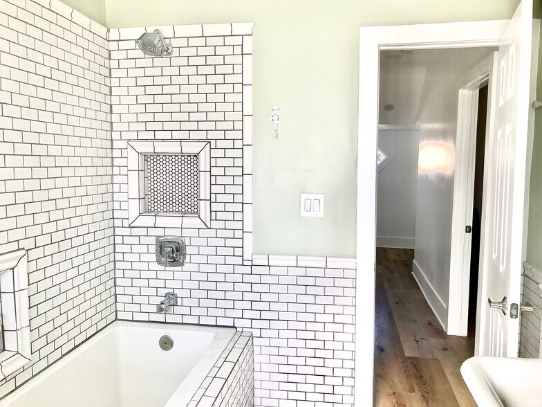 Building Photo - 3220 E 6th St