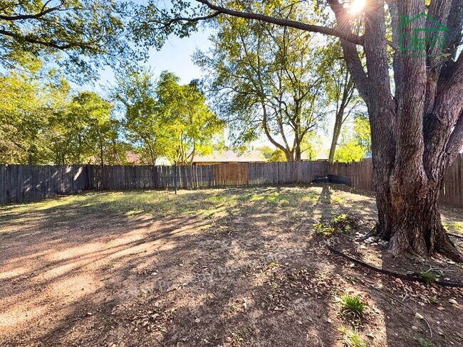 Building Photo - 3-Bedroom Home with Fireplace, Covered Patio & Large Fenced Backyard