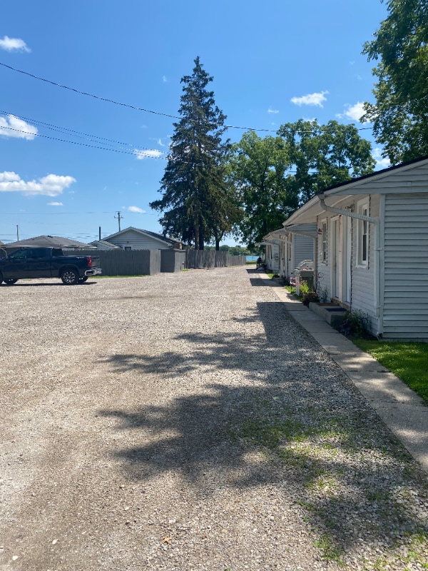 Building Photo - 9762 N River Rd