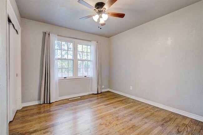 Building Photo - 2433 Gladstone Terrace