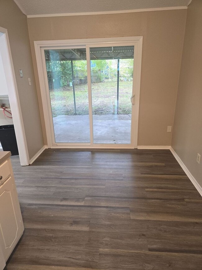 Building Photo - Refurbished - 3 bdrm 1.5 bath