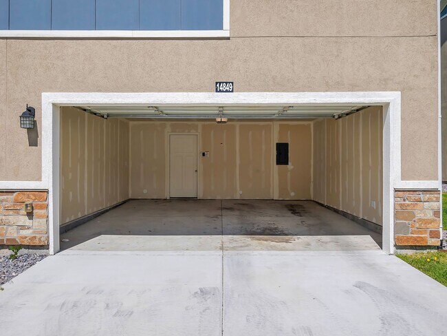 Building Photo - Herriman 3 Bedroom Townhouse Ready to be Called Home!