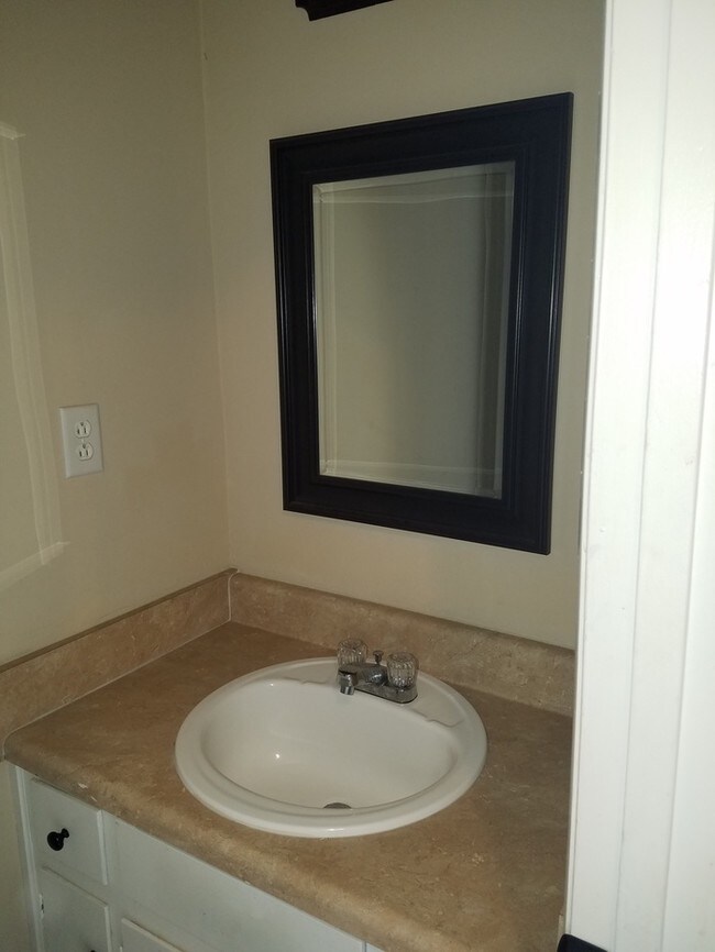 Building Photo - 2 BRM CONDO