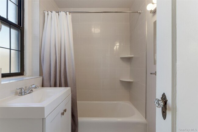 Building Photo - 14 N Chatsworth Ave