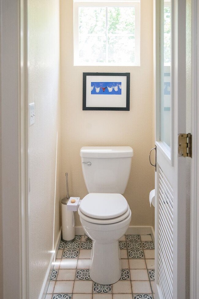 Building Photo - 2 BDR Gorgeous Updated Townhome with Huge Garden