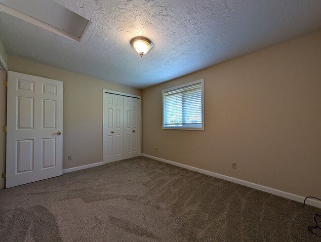 Building Photo - Nice 2 bed/1.5 bath condo in West Eugene