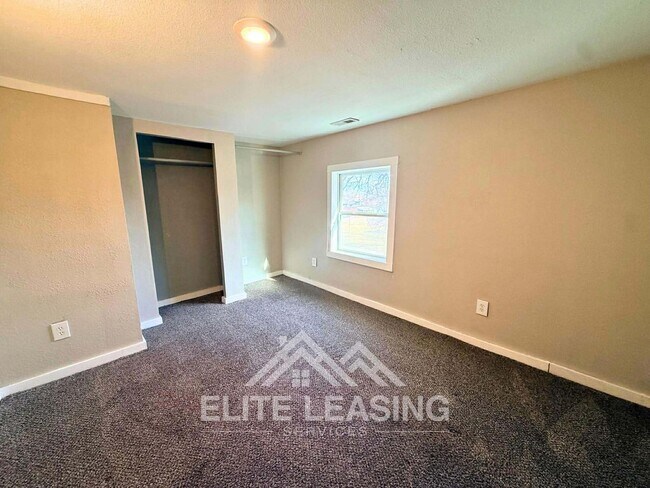 Building Photo - Charming 3 Bedroom Home close to Hospitals! Available Now!