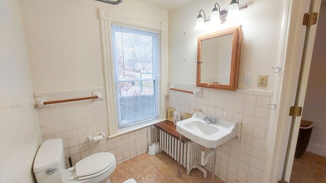 Building Photo - Charming and Sunlight 3BD, 1 BA in the Quaint DC Suburb of Mount Rainer, MD!!!