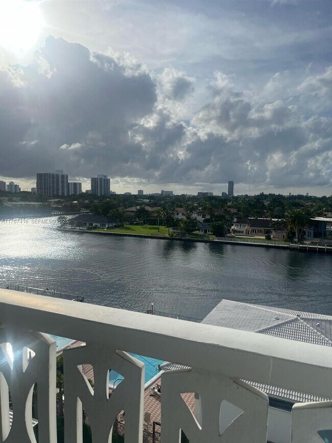 Building Photo - 3113 S Ocean Dr