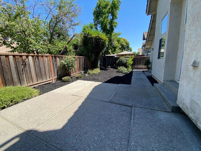 Building Photo - Pleasanton 3 Bd./2 Bath, Lots of Light, Top Rated Schools, Close to 580/680, Shopping & Restaurants