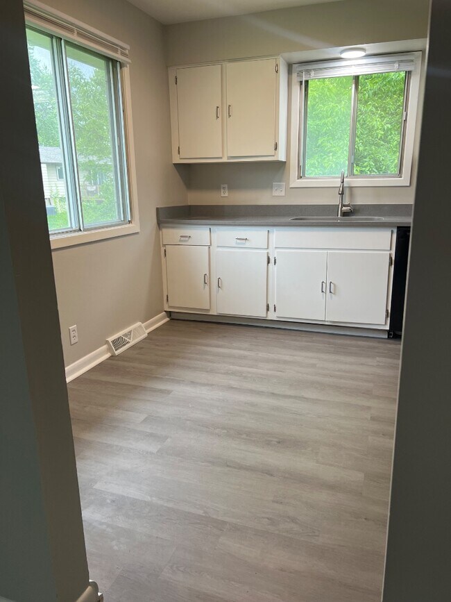 Building Photo - 11226 Roxbury Dr