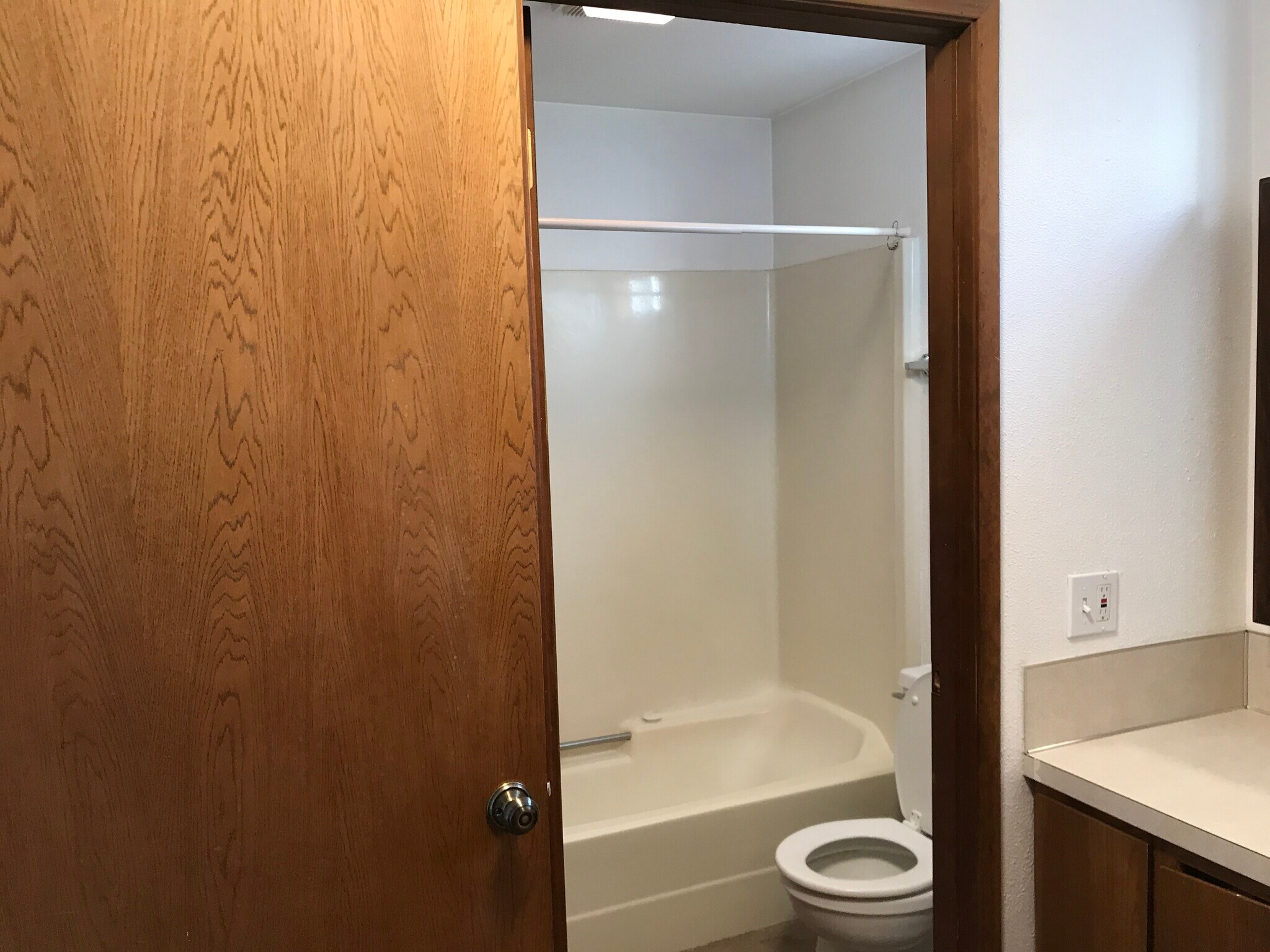 Studio: full bathroom - 1609 7th Ave SE