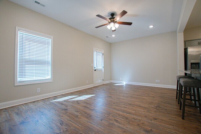 Building Photo - Pet Friendly Two Bedroom!