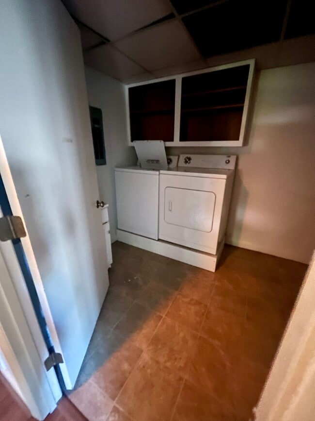 Building Photo - Well-Located One-Level Condo -- Just Minut...