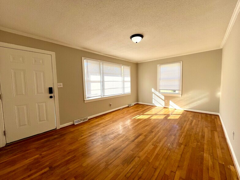 Building Photo - 510 Martha Ave